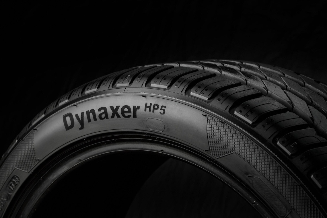 Детали протектора Kleber Dynaxer HP5 для максимального сцепления Ближайший план протектора Kleber Dynaxer HP5