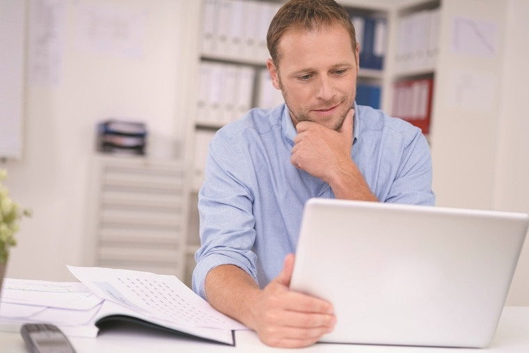 edito photo oncall homme devant pc full freight transport