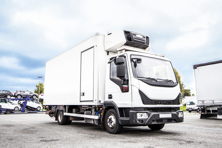 edito photo ppl small truck full craftmen