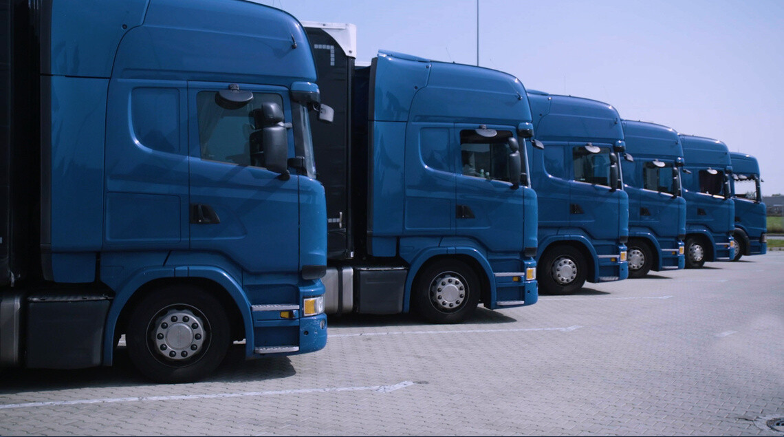 Camions bleu alignés sur un parking