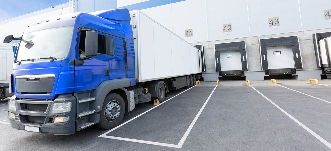 Camion près d'un quai de chargement