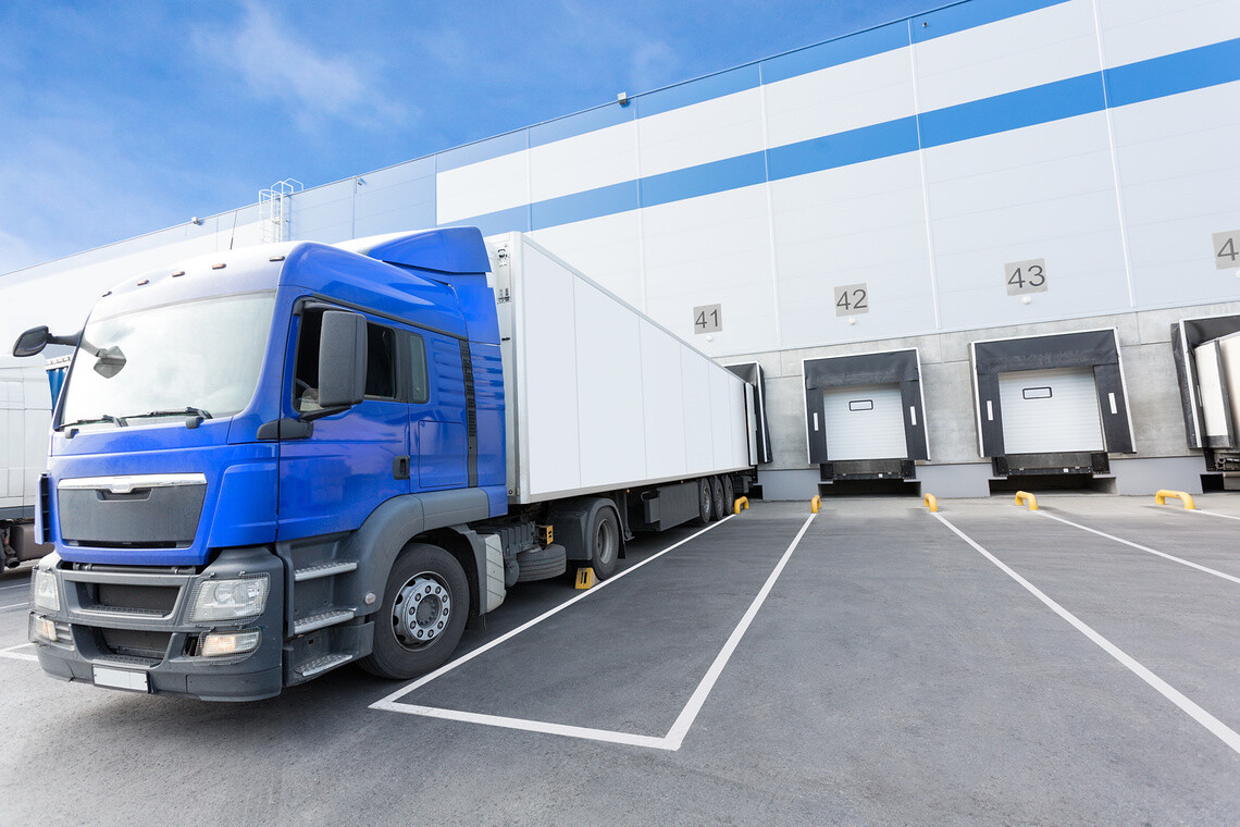 Camion près d'un quai de chargement