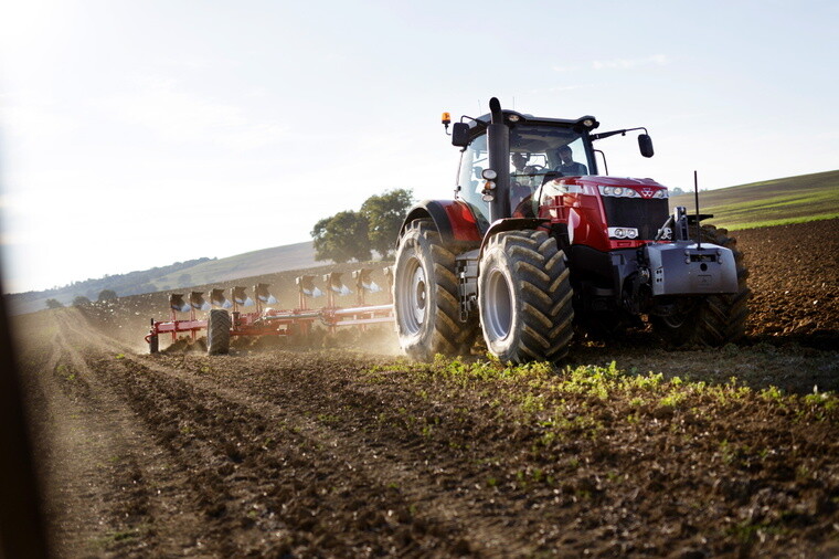 Tracteur de labour dans un champ montés en pneus Michelin Axiobib2