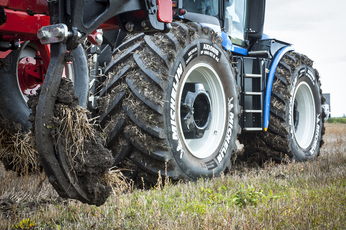 Tracteur équipés de pneus MICHELIN AXIOBIB