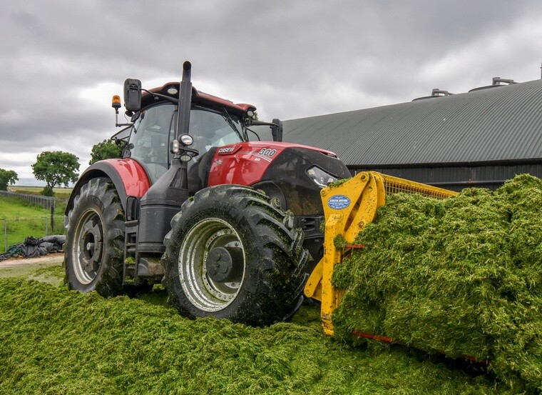 Tracteur pelle équipé de pneus MICHELIN AXIOBIB en action