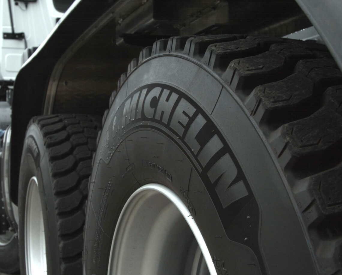 Zoom sur les roues d'un camion équipé en pneus Michelin