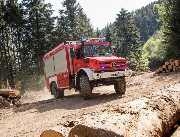 photo mercedes unimog fire truck