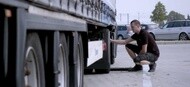 Inspection des pneus sur un camion