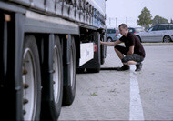 Inspection des pneus sur un camion