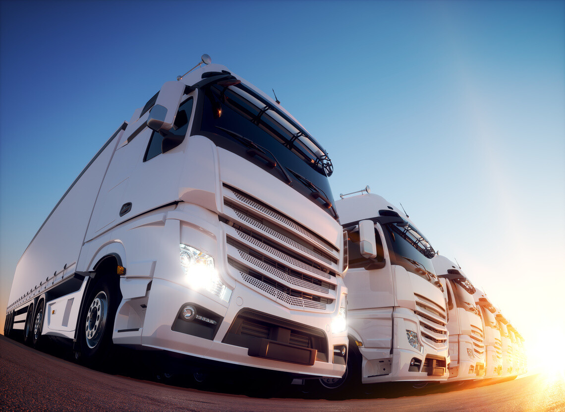 Camions blancs alignés sur un parking