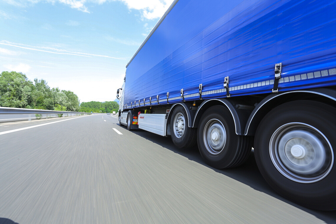 camion sur autoroute