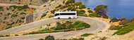 Un bus touristique sur une route de montagne