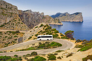 Un bus touristique sur une route de montagne