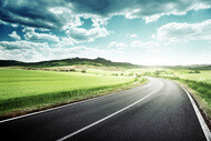 Route au milieu d'un paysage de campagne