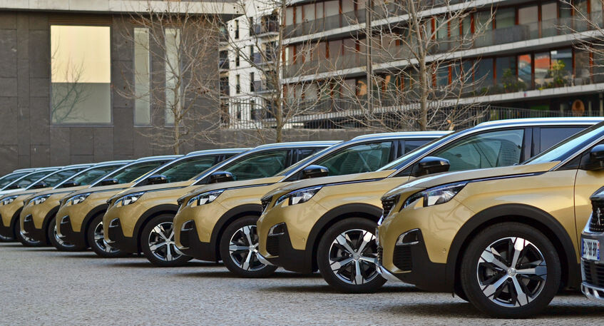 Flotte de voitures alignées sur un parking