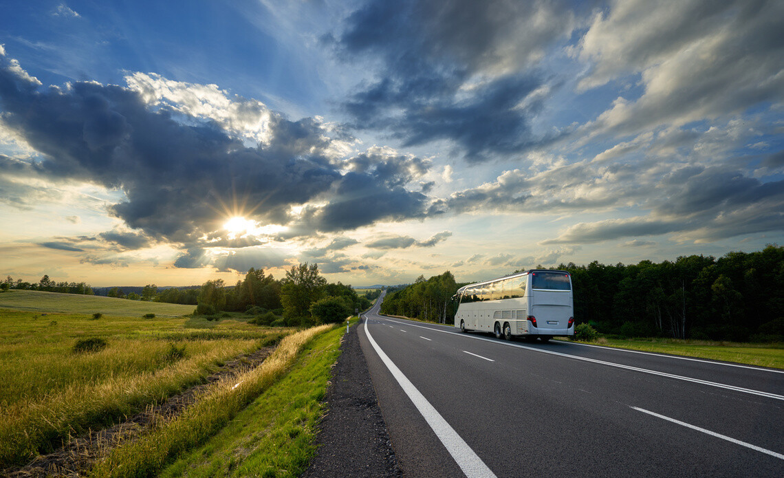 Bus sur une route de campagne