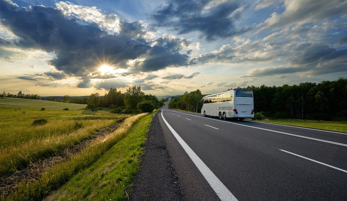 Bus sur une route de campagne