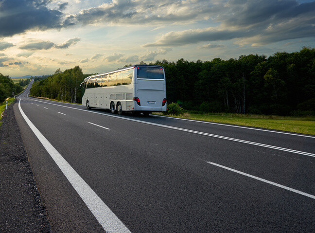 Bus sur une route de campagne