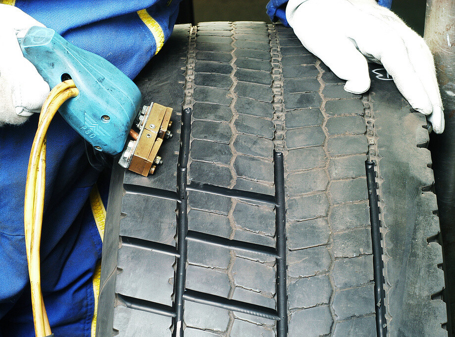 Un pneu en phase de recreusage en usine
