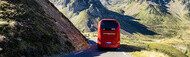 Car rouge sur une route de montagne