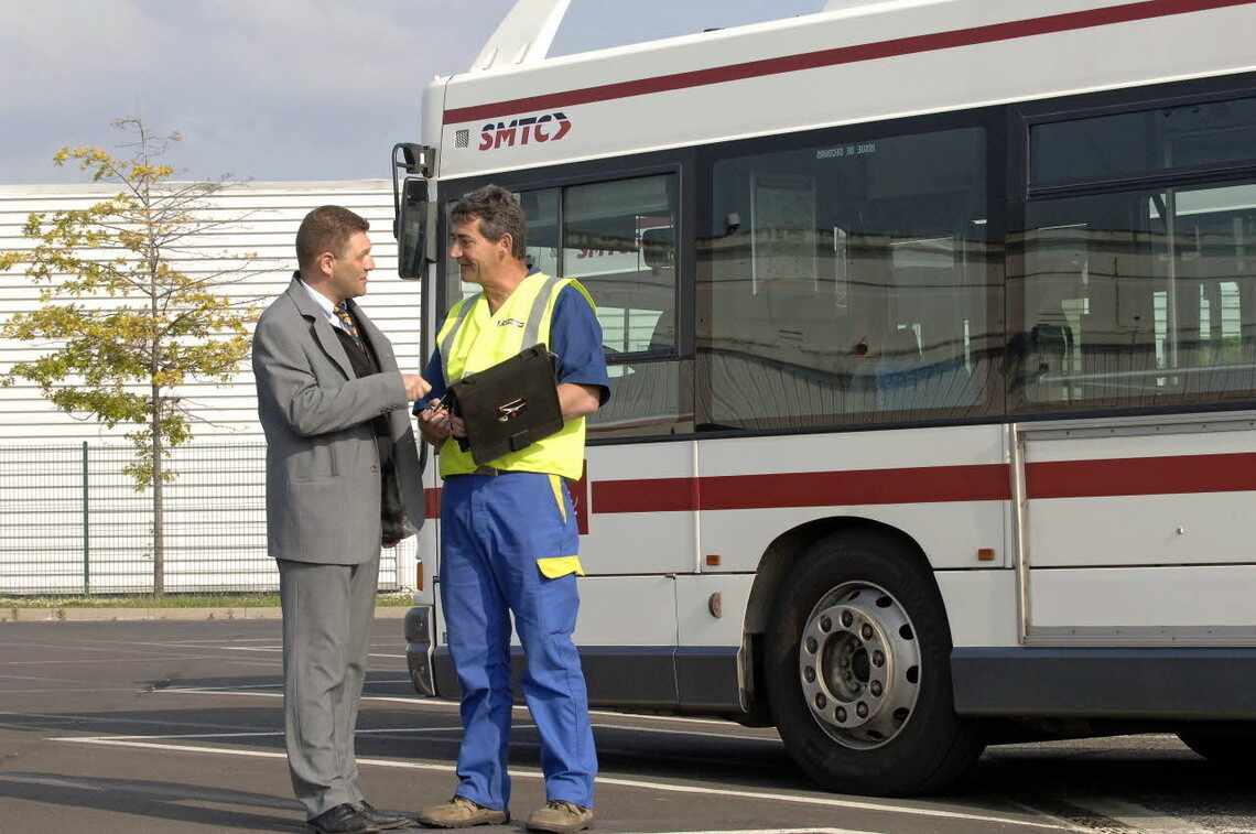 people in front of an autobus