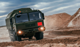 Camion militaire dans le sable équipé de pneus Michelin X Force