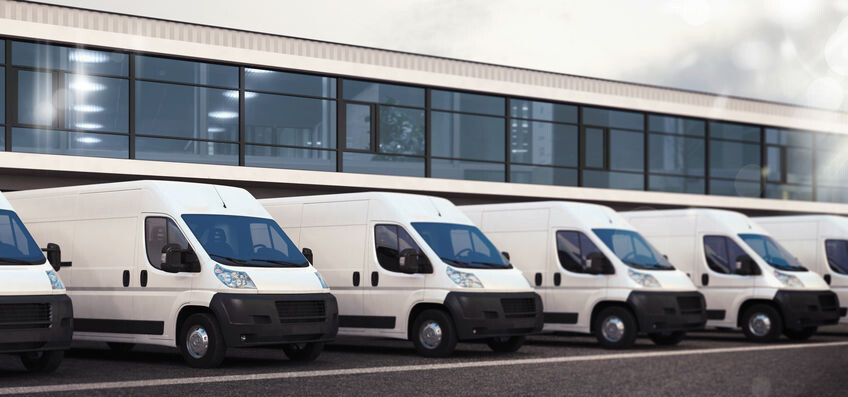 Rangée de camions garés sur un parking