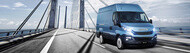 fourgon bleu équipés en pneus Michelin passant sur un pont