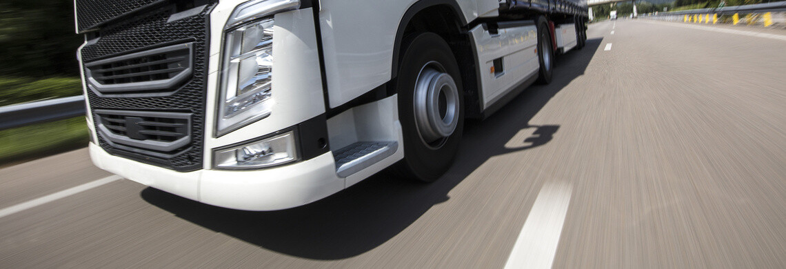 Camion blanc roulant sur une autoroute