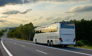 Bus sur une route de campagne