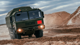 Camion militaire dans le sable équipé de pneus Michelin X Force