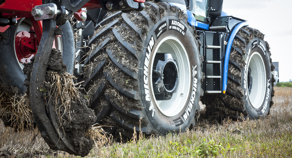 Tracteur équipés de pneus MICHELIN AXIOBIB