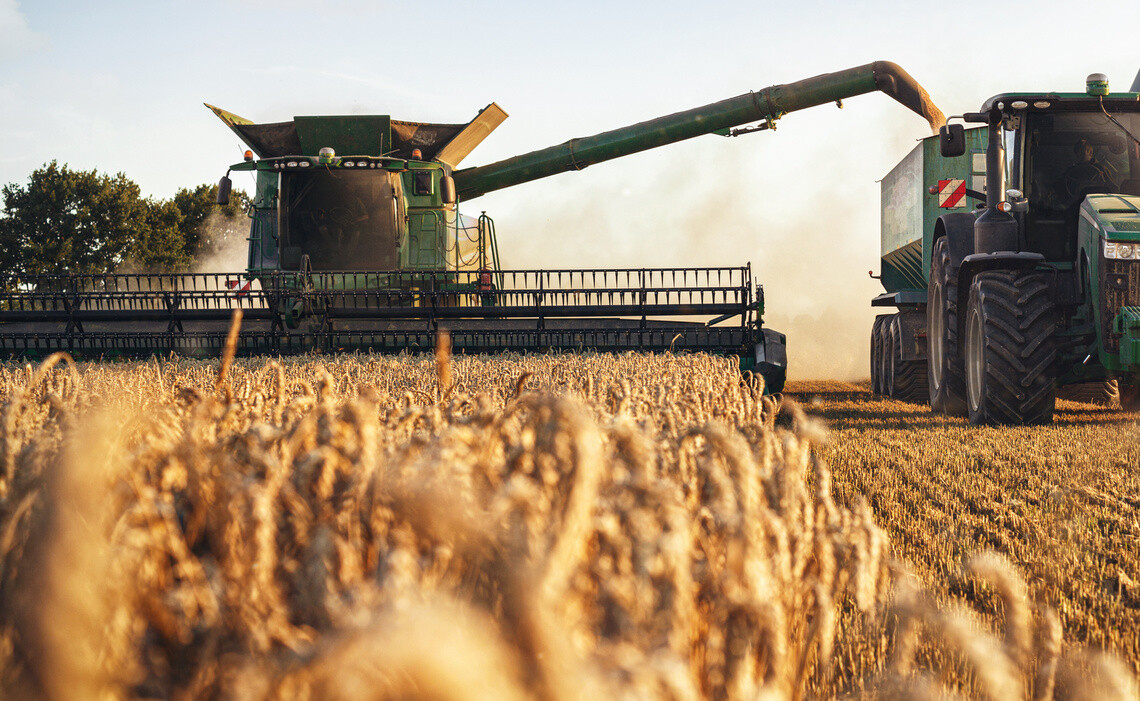 Traktor und Mähdrescher auf dem Feld