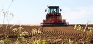 Tractor de mediana potencia preparando la tierra