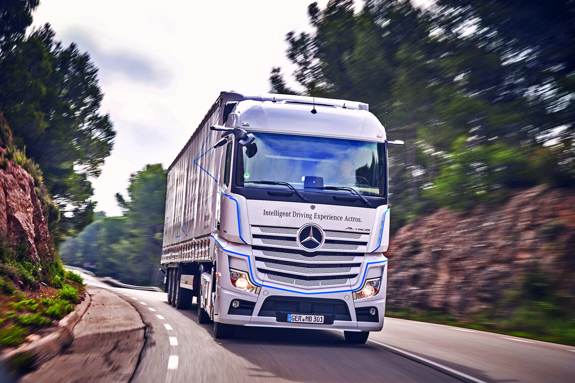 Alle reden. Einer macht. Der neue Actros. Fahrvorstellung neuer Actros - JXperience Barcelona 2019 

Everyone talks. One deliversing the new Actros - JXperience Barcelona 2019