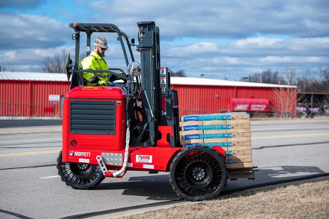 Truck-mounted forklift equipped with Michelin airless tires: the X® TWEEL™
