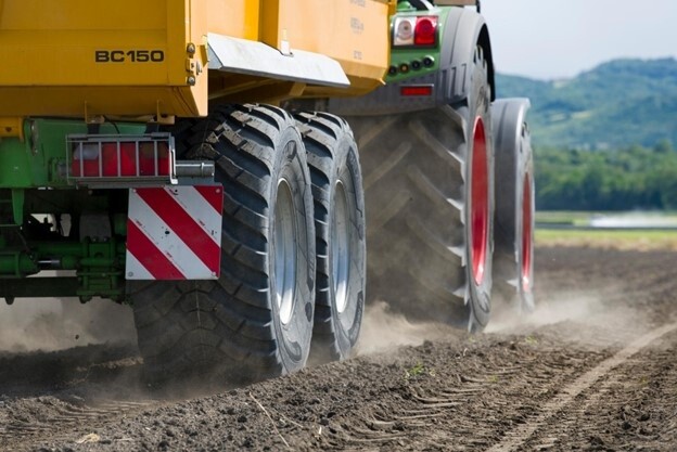 Reboque no campo equipado com pneus Michelin para reboques agrícolas