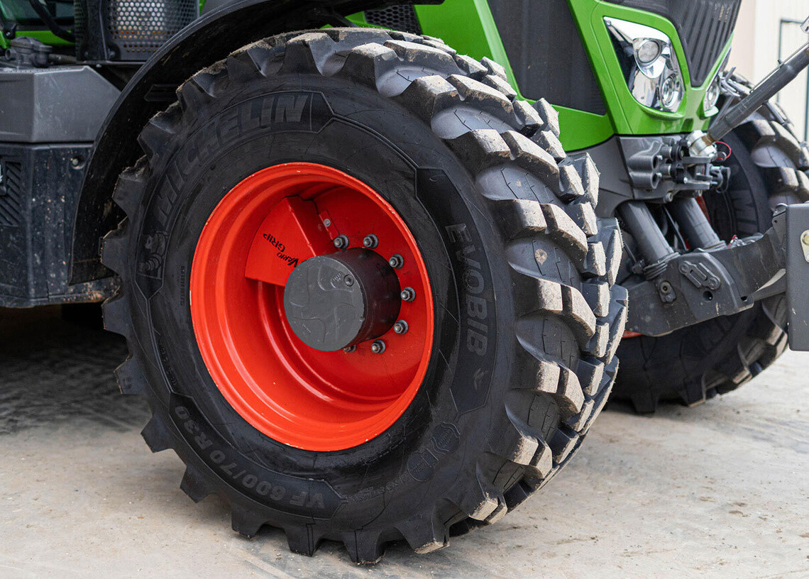 Identical tractor tyre on a same axle