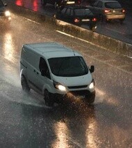 Utilitaire roulant sur une route mouillée