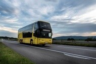 Διώροφο λεωφορείο στον δρόμο