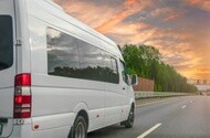 minibus στον δρόμο