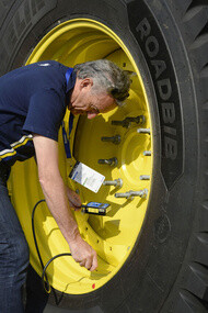 Manual tractor tyre pressure adjustment
