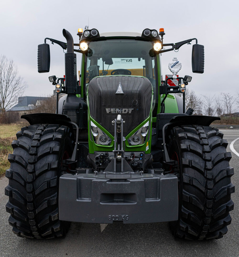 Tyre rotation on tractors