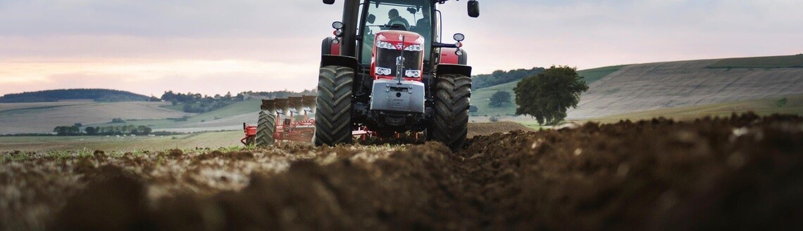 Traktor auf dem Feld mit Axiobib