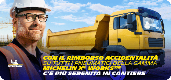 Banner Persona in cantiere che guarda l'orizzonte di fianco a un camion