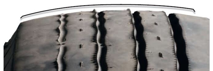 Presence of feathering at the edge of the tread blocks