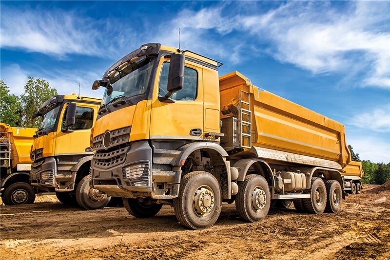 Camion gialli su sterrato in cantiere