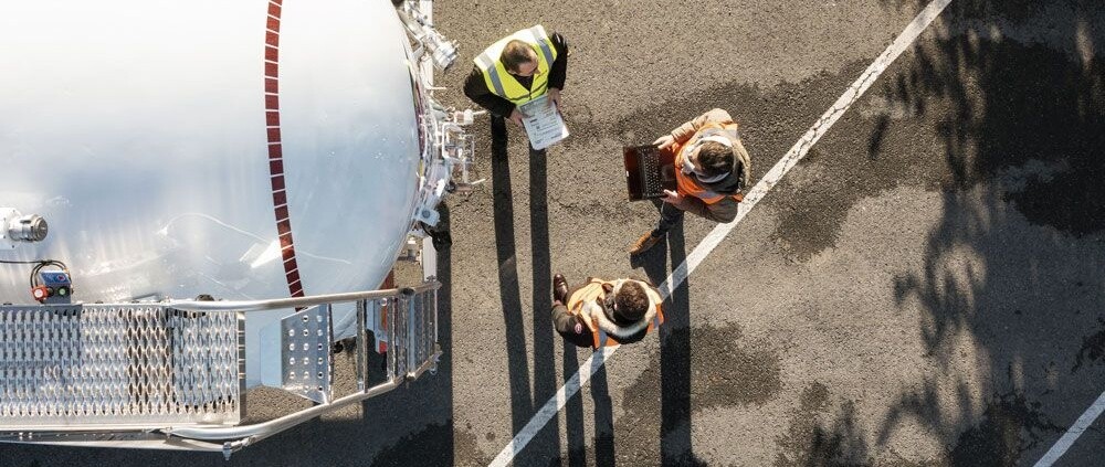 Gestionnaire de flotte et experts échangeant autour d'un camion