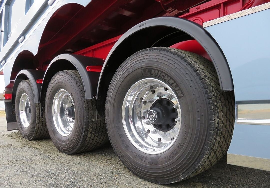 トラック・バス用ワイドシングルタイヤ「MICHELIN X One(ミシュラン エックスワン)」を装着した車両