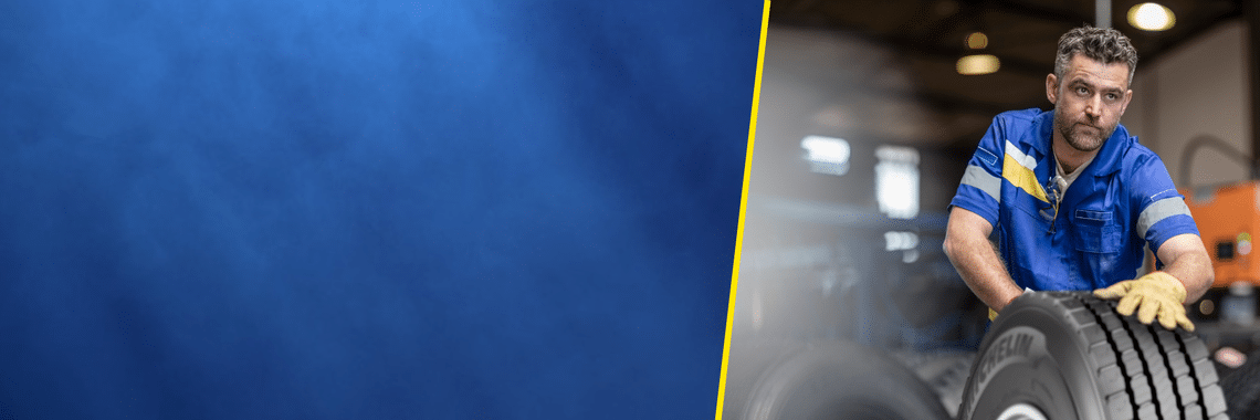 Dégradé bleu à gauche et un homme faisant rouler un pneu dans un atelier à droite